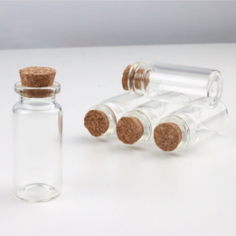 Sfeerfoto glazen flesje met platte bodem