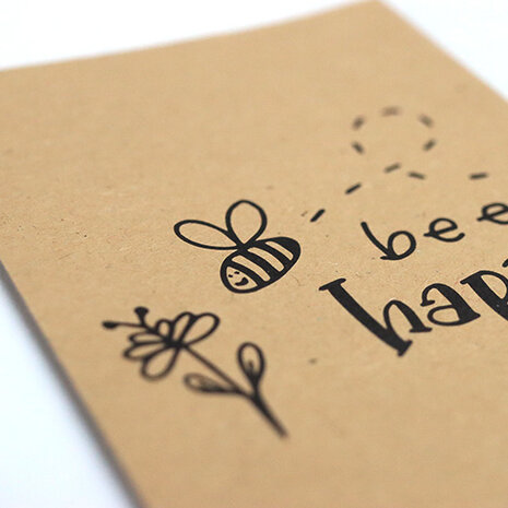 Sfeerfoto kraftzakje 80 x 125 mm met de tekst Bee happy