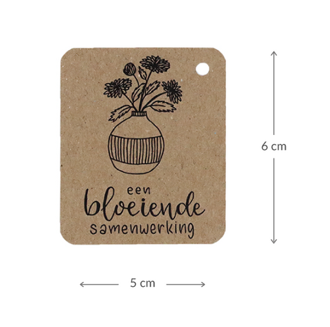 Voorkant kraftlabel 50 x 60 mm met boorgat met de tekst 'Bloeiende samenwerking' - Maatgeving
